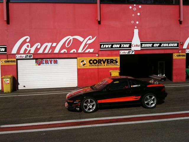 Een zwart-oranje Toyota MR2 in de pitstraat van Zolder