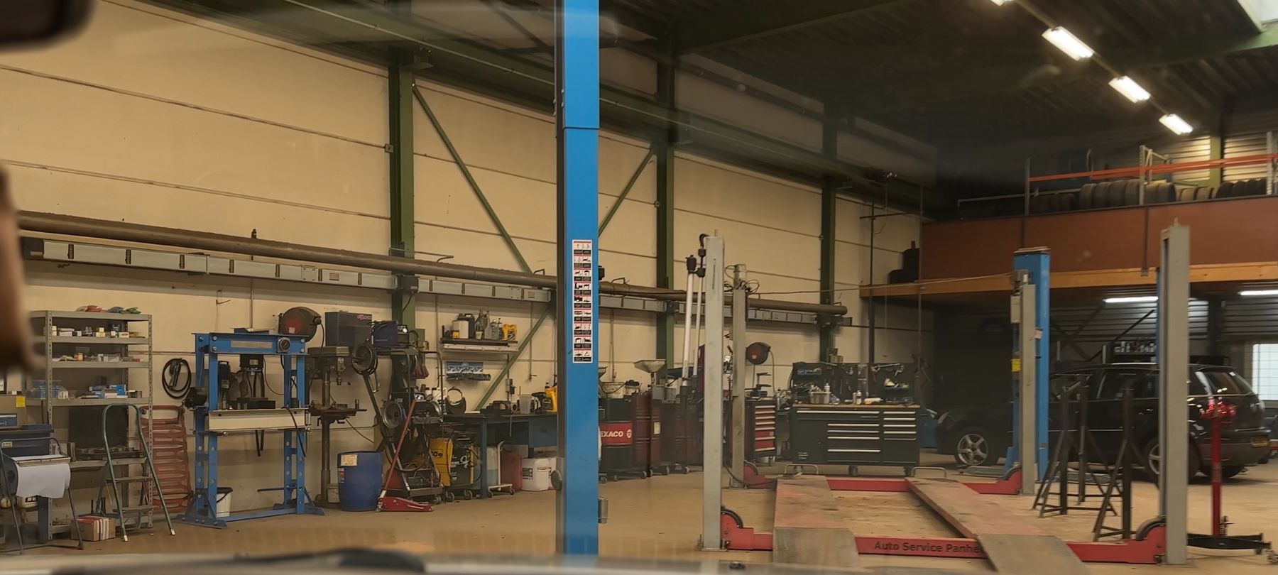 De werkplaats met de bruggen en werkbanken